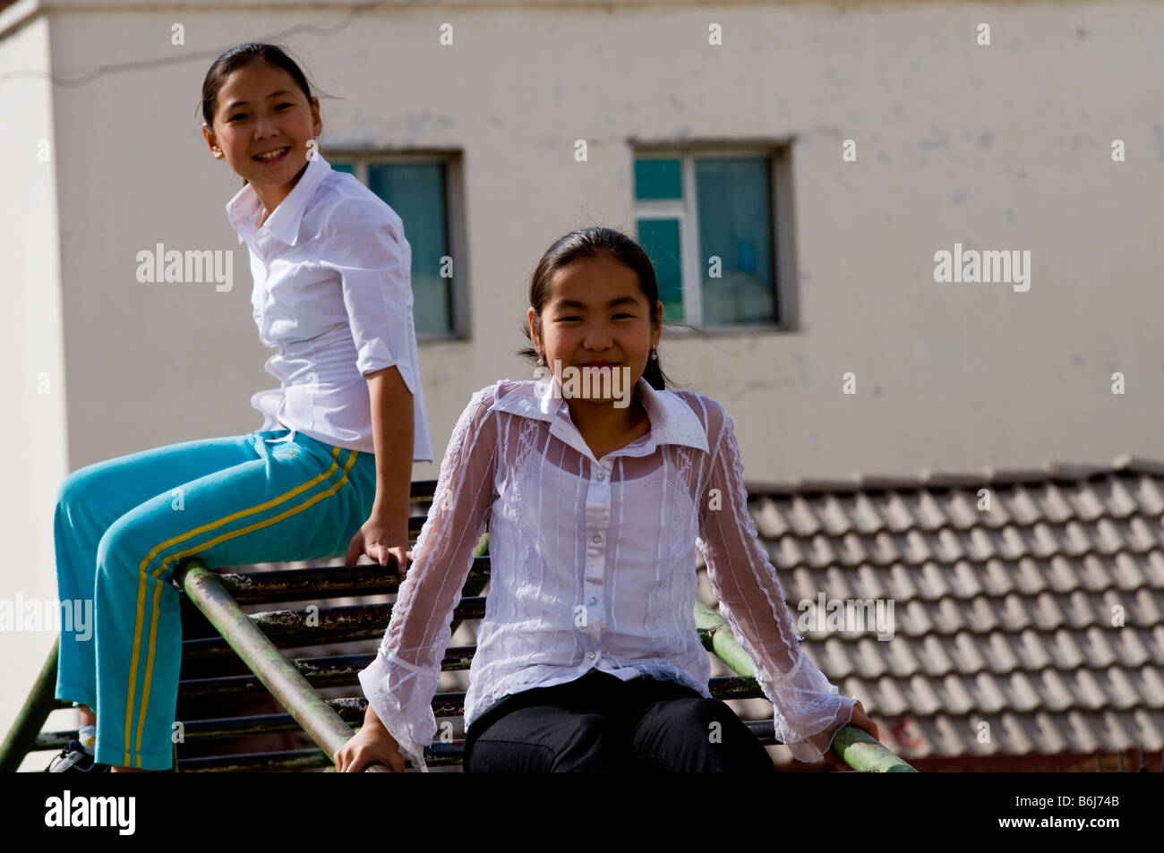 Mongolische Schulkinder genießen die Herbstsonne an ihrer Schule Stockfoto