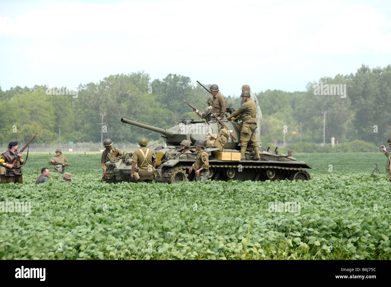 Ein Soldat auf einem Panzer in ein Feld während des zweiten Weltkriegs Reenactment in Bellville, Michigan Stockfoto