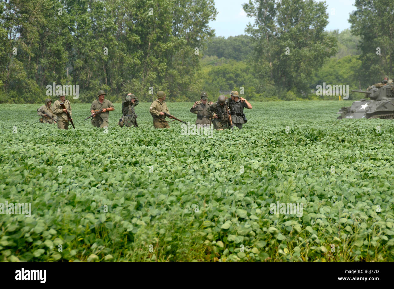 Amerikanische Soldaten Verhaftungen Nazi-Soldaten in WWII Reenactment in Belleville, Michigan Stockfoto