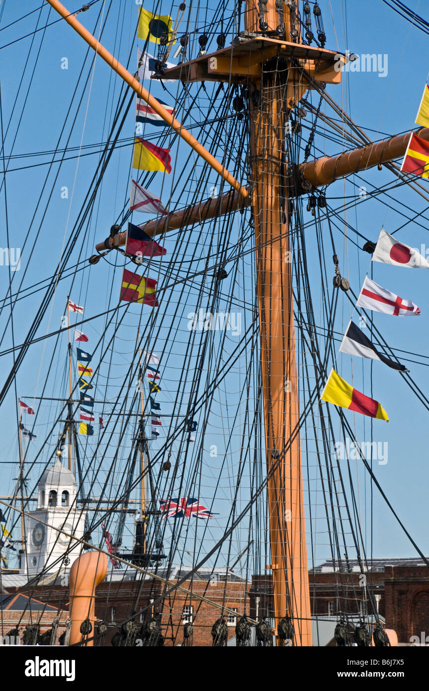 Blick durch die Manipulation der HMS Warrior, die Masten HMS Victory im Hintergrund Hafen von Portsmouth, Hampshire, England Stockfoto