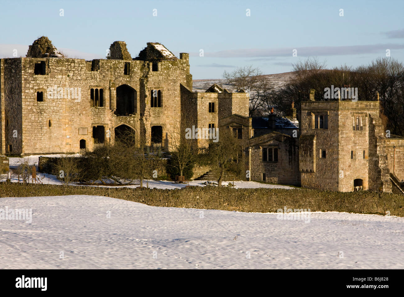 Barden Turm Ruinen Wharfedale Winterschnee Yorkshire Dales national park England uk gb Stockfoto