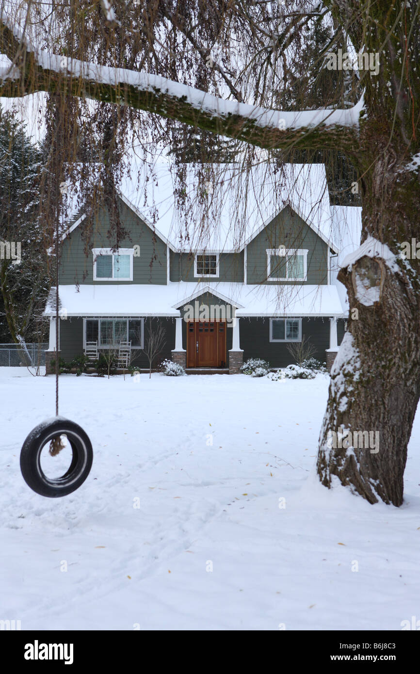Haus außen im Winterschnee bedeckt Stockfoto
