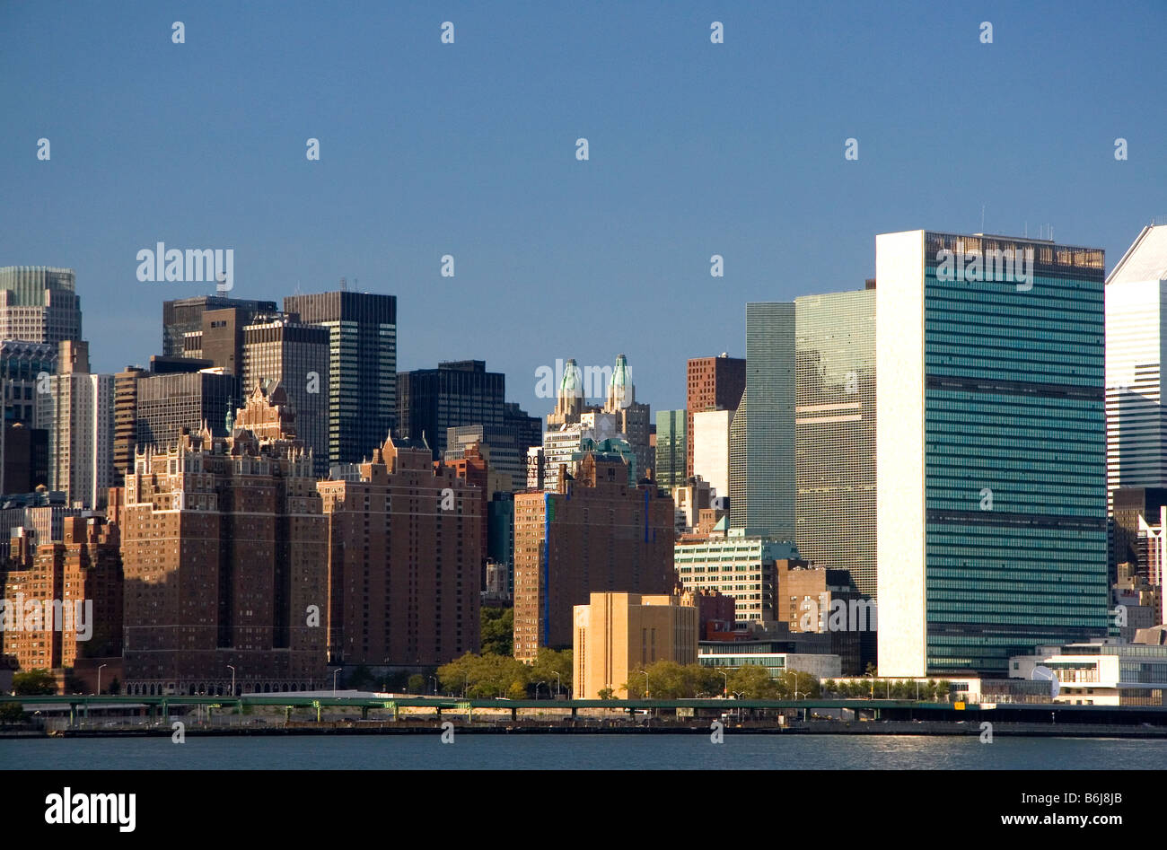 Gebäude der Vereinten Nationen und Wolkenkratzer in New York City New York USA Stockfoto
