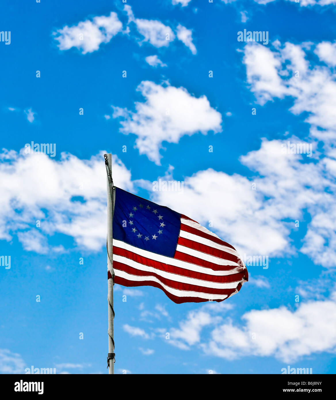 Dreizehn Sterne amerikanische Flagge in blauer Himmel mit weißen Wolken Stockfoto