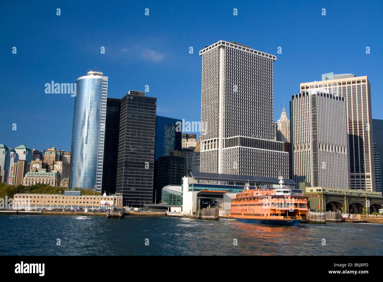 Fähre nach Staten Island in der Nähe von Battery Park im unteren Manhattan New York City New York USA angedockt Stockfoto