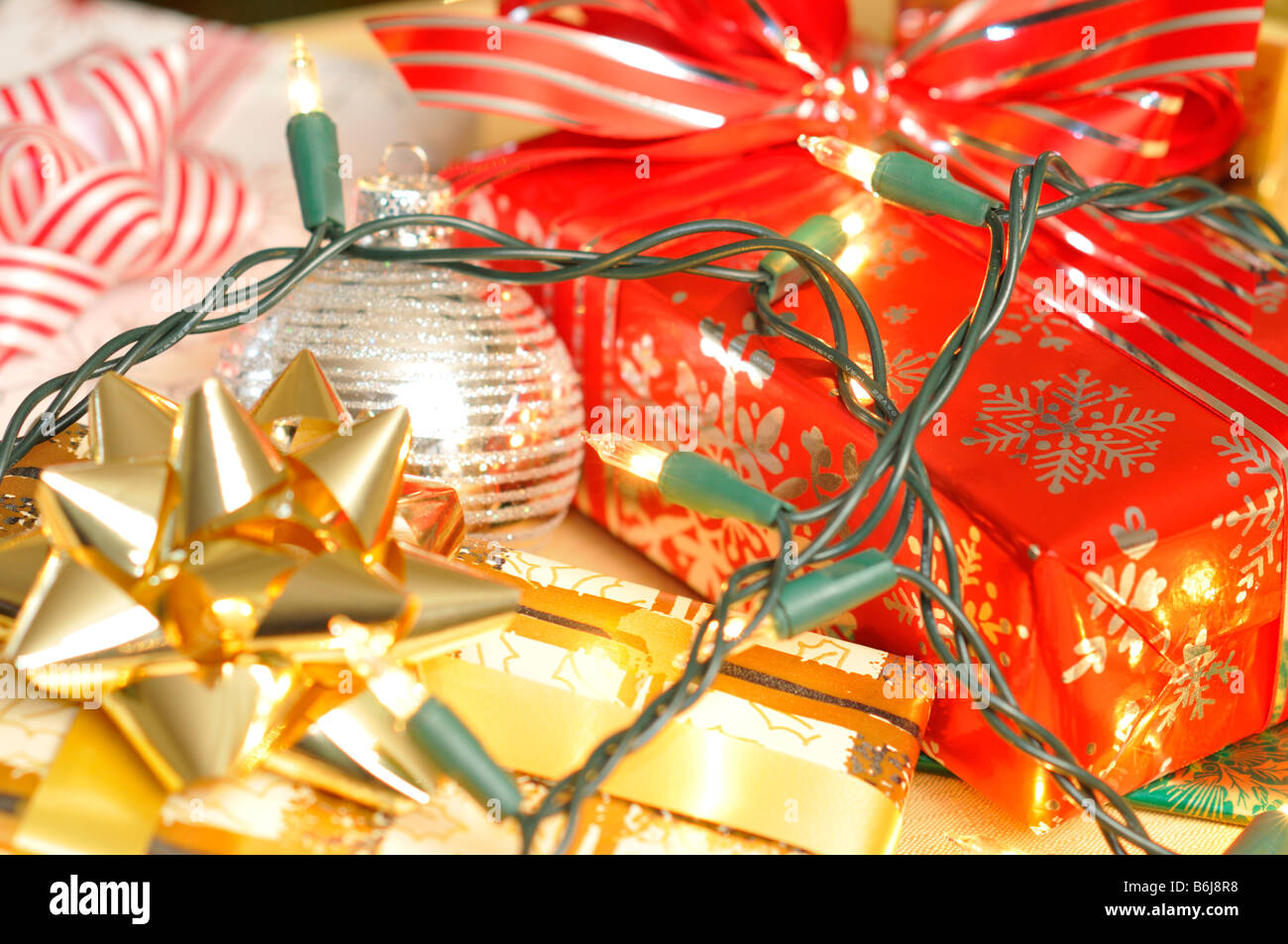 Weihnachtsgeschenke mit Strang der Lichter Stockfoto