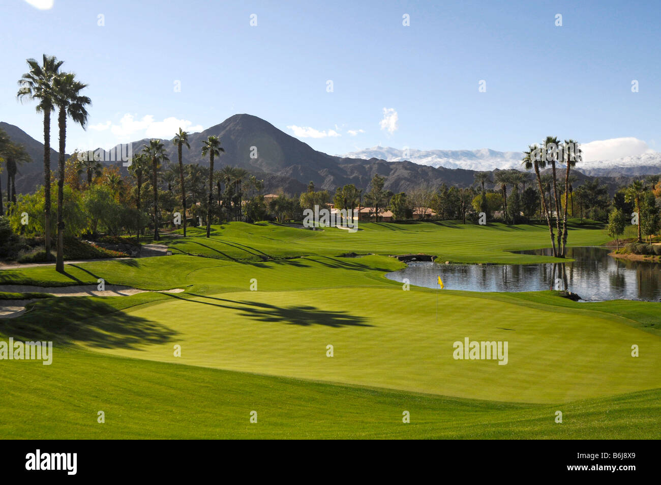 Schneebedeckte Berge Indian Wells Golf Resort in der Nähe von Palm Springs Kalifornien Stockfoto