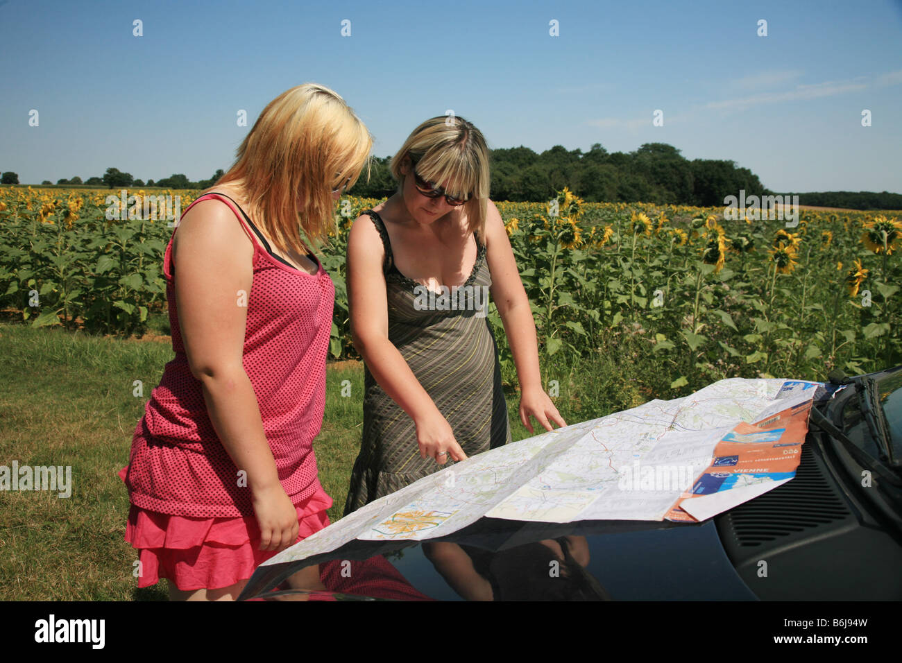 2 Mädchen verloren in Frankreich versucht, eine Karte lesen Stockfoto