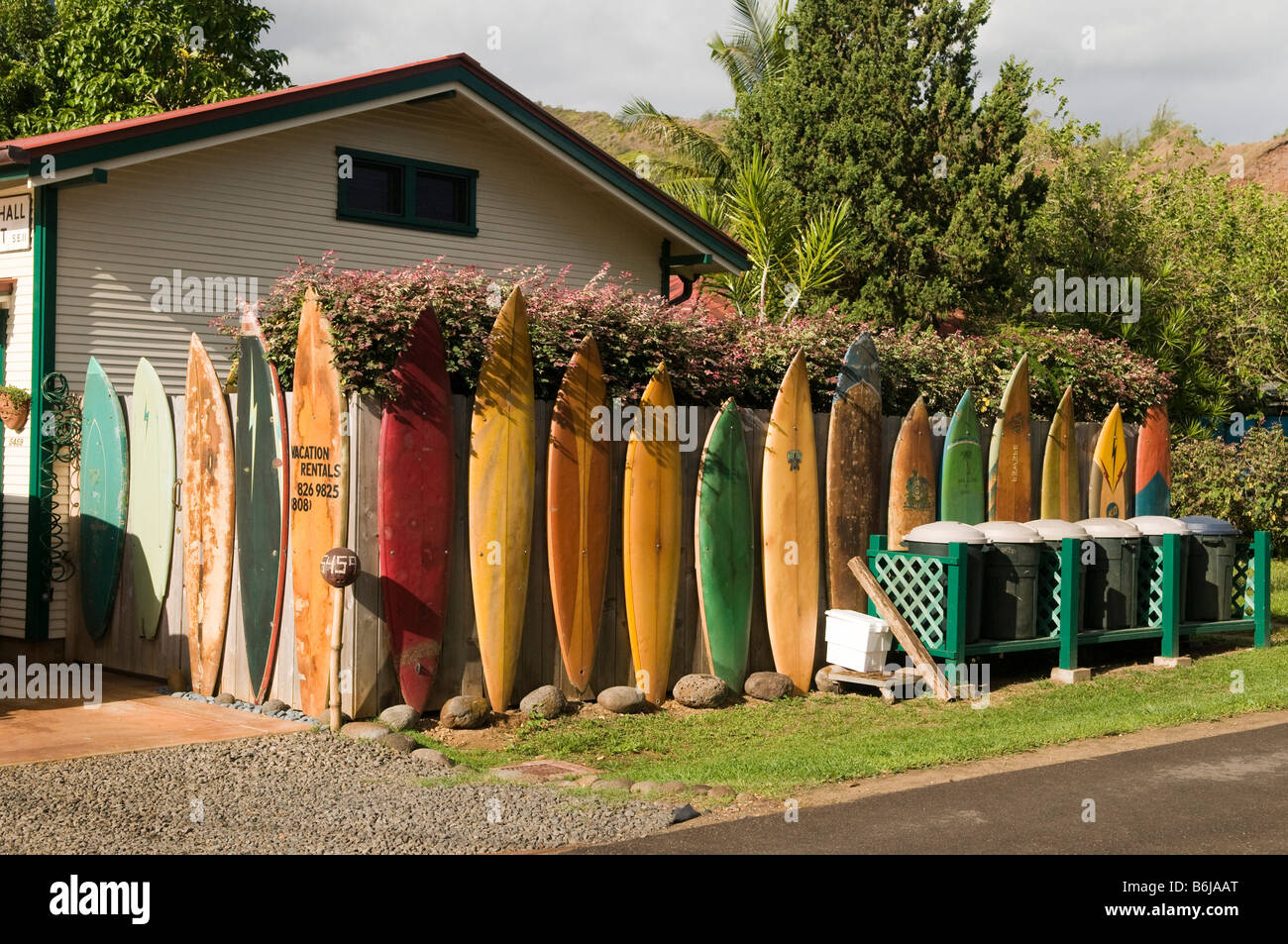 Surfbretter entlang Zaun, Hanalei, Kauai, Hawaii Stockfoto