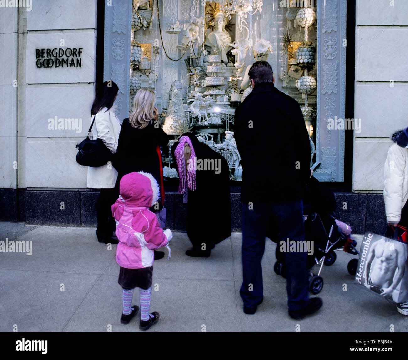 Shopping in der New York 5th Avenue. Familienbummel auf der Fifth Avenue in New York City. Schaufenster des Kaufhauses Bergdorf Goodman. USA Stockfoto