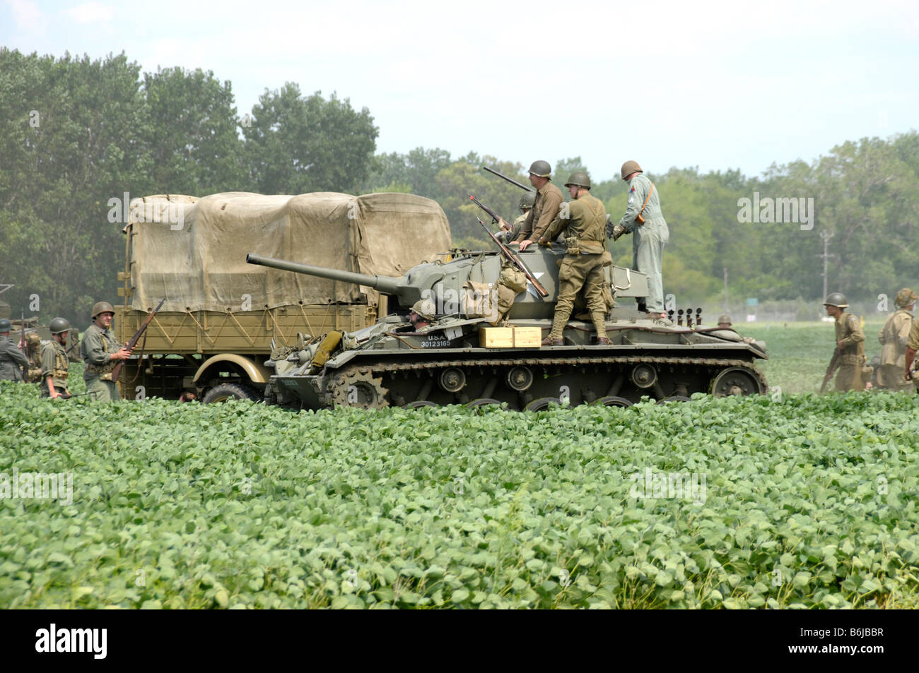 Ein Soldat auf einem Panzer in ein Feld während des zweiten Weltkriegs Reenactment in Bellville, Michigan Stockfoto