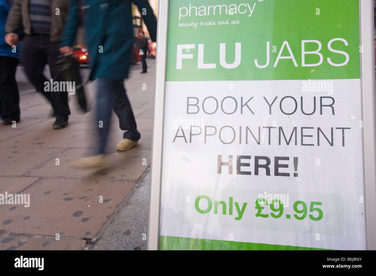 Werbung-Grippe jabs außerhalb Chemiker in London Stockfoto