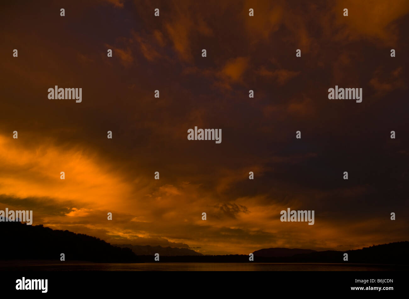 Sonnenaufgang über dem Lake Manapouri, Kepler Track. In der Nähe von Te Anau, Südinsel, Neuseeland Stockfoto