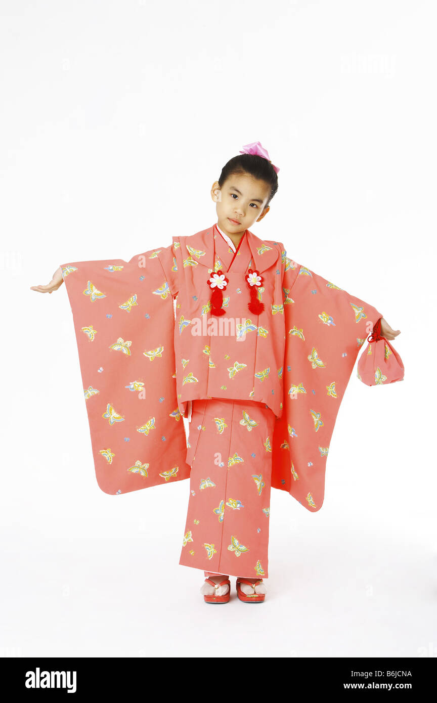 Junge Mädchen trägt eine rosa japanische Kimono Arme ausgestreckt Stockfoto