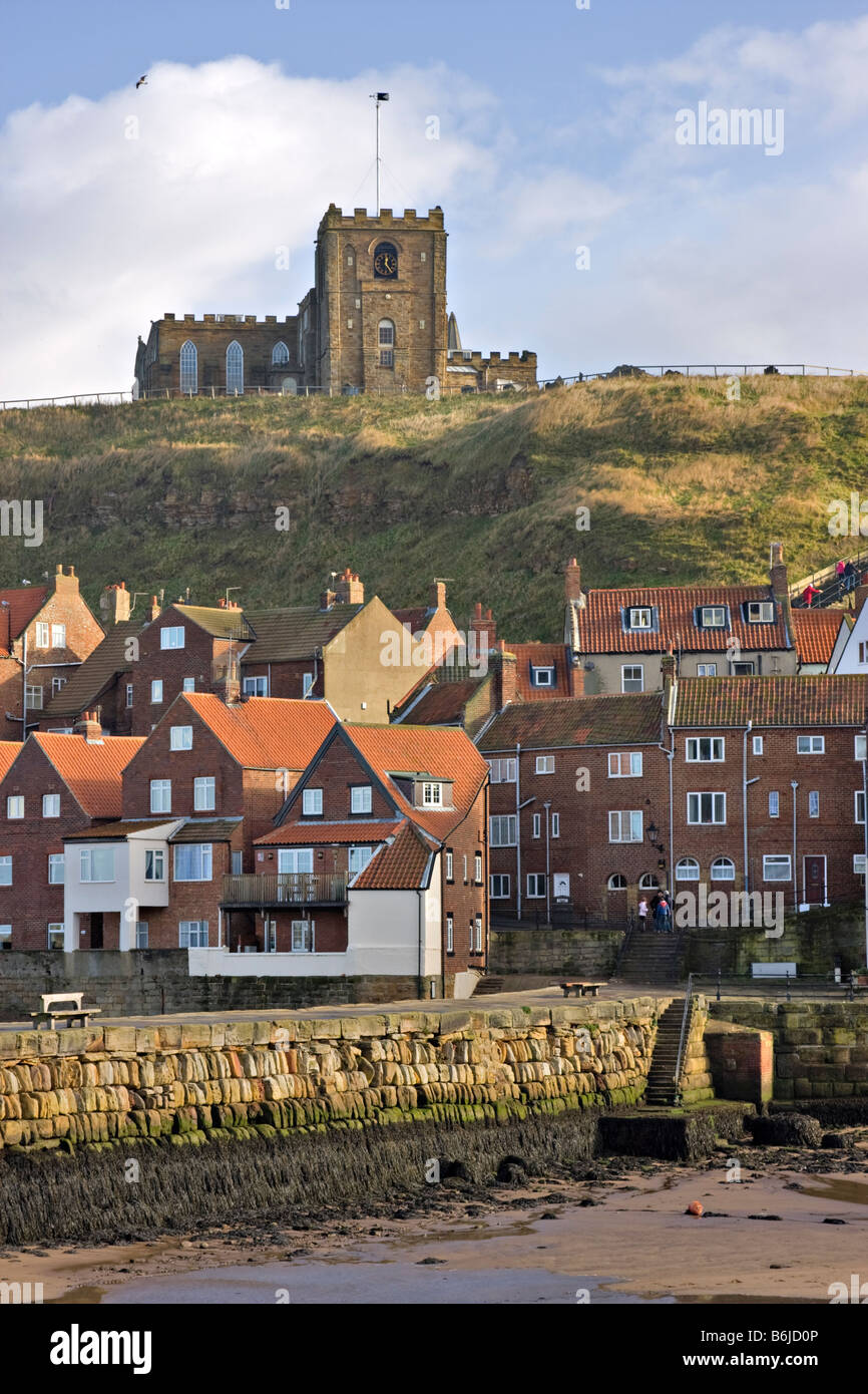 Kirche von St. Mary auf dem Hügel und Häuser, Whitby, North Yorkshire Stockfoto