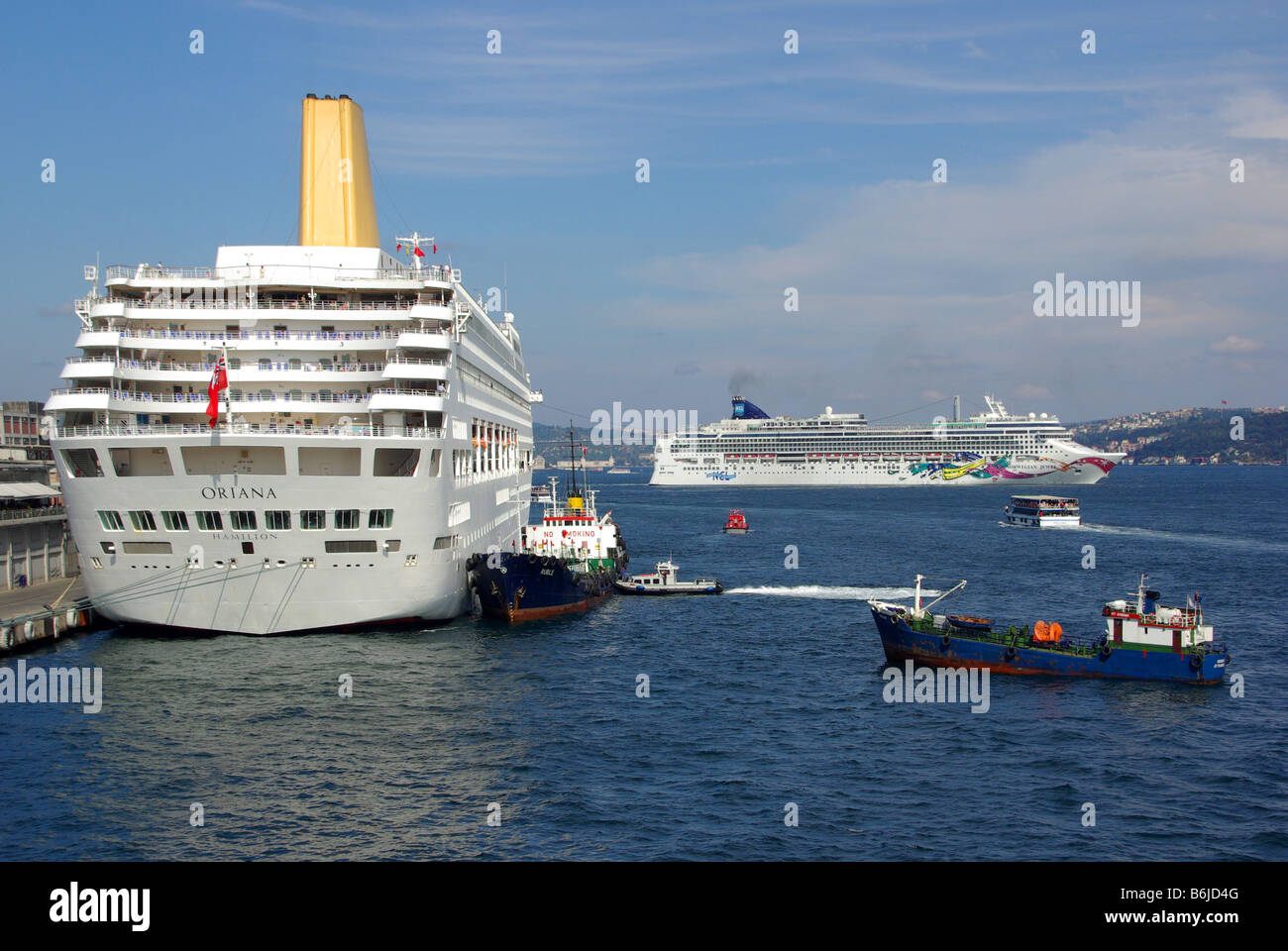 Istanbul Port am Bosporus waterway cruise ship P&O Oriana mit Bunkern Schiffe an & Norwegian Jewel Ocean Liner fährt die Türkei Europa Stockfoto