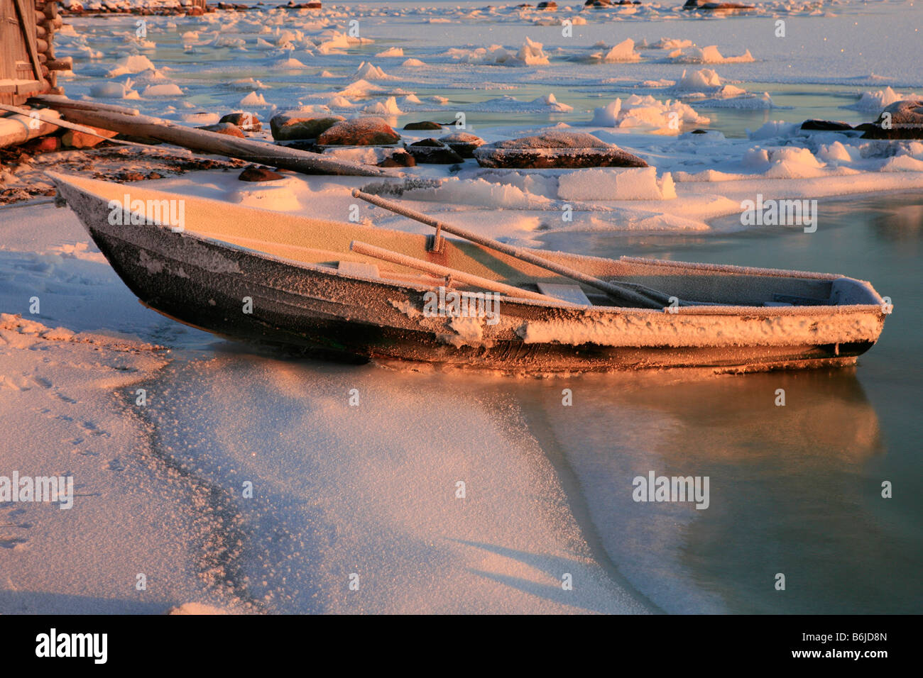 Gefroren, Angelboot/Fischerboot am Ufer des Weißen Meers in Chupa, Karelien, Russland Stockfoto