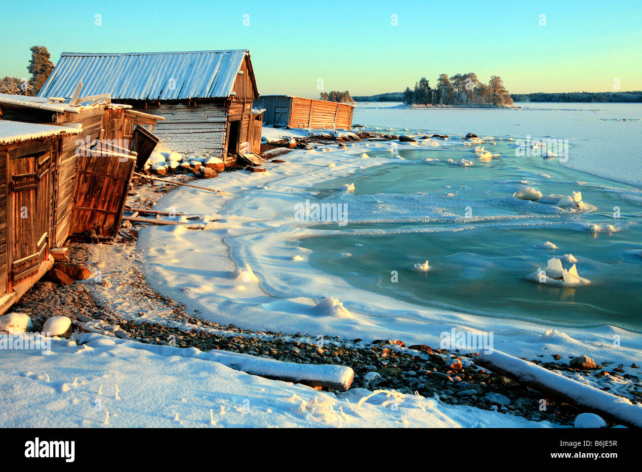 Kleines ruhiges Fischerdorf am Ufer des Weißen Meers in Karelien, Russland Stockfoto