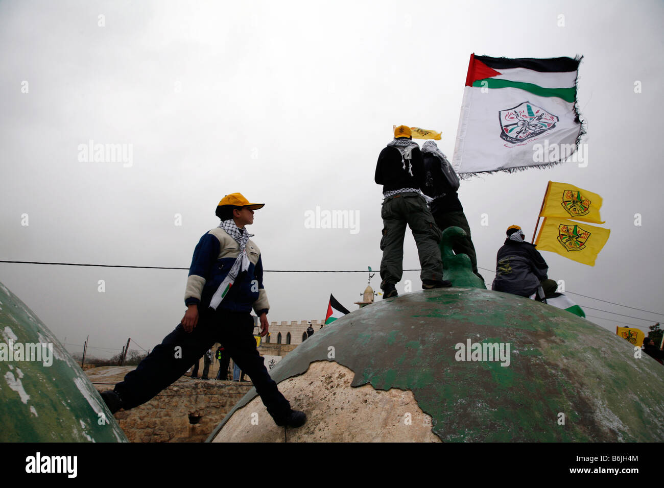 Palästinensische Demonstranten palästinensischen und Fatah Flagge während einer Demonstration in der West Bank Dorf von Bilin. Stockfoto