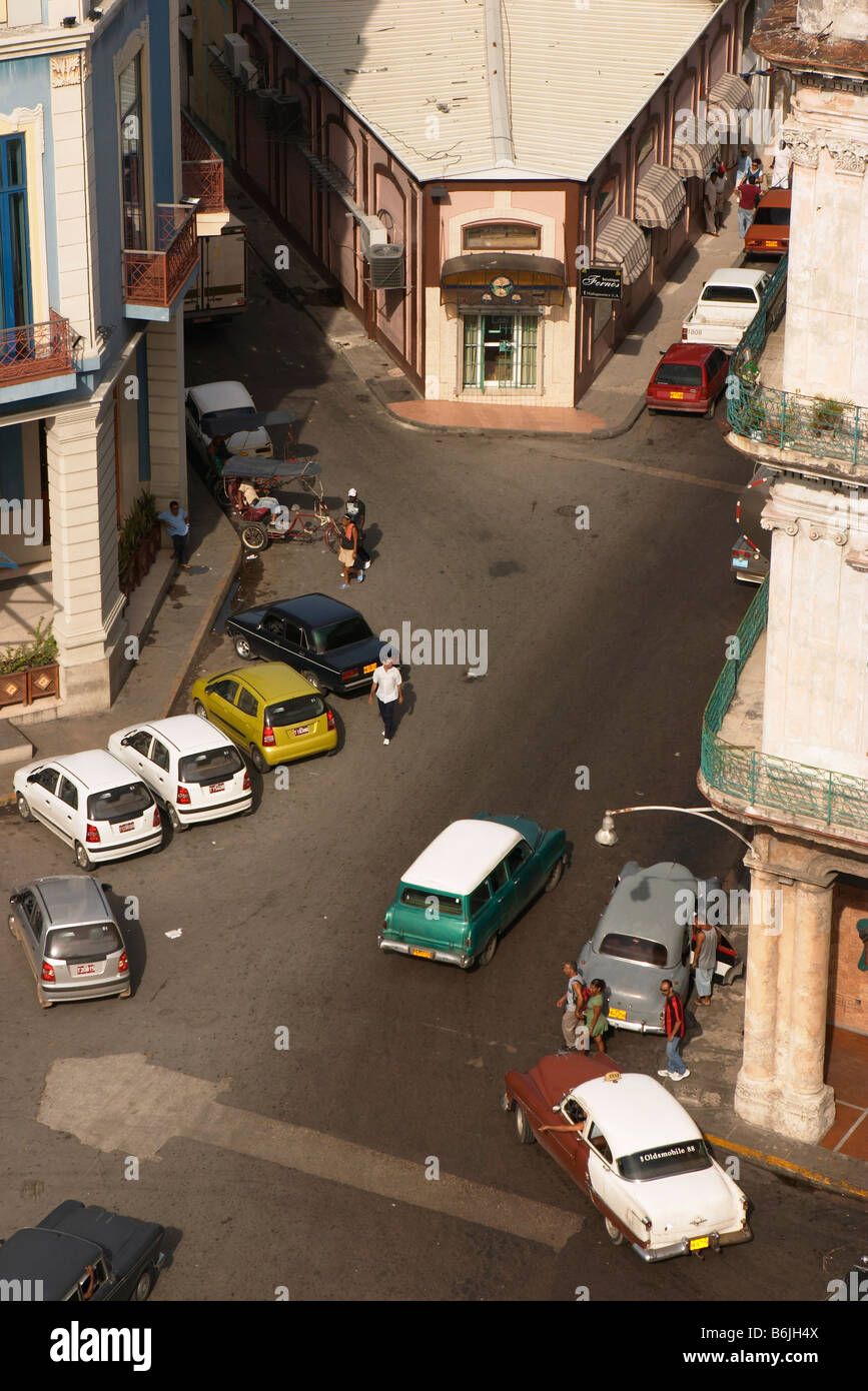 Blick hinunter auf eine kubanische Straße Szene oder Straße Kreuzung, Havanna, Kuba Stockfoto