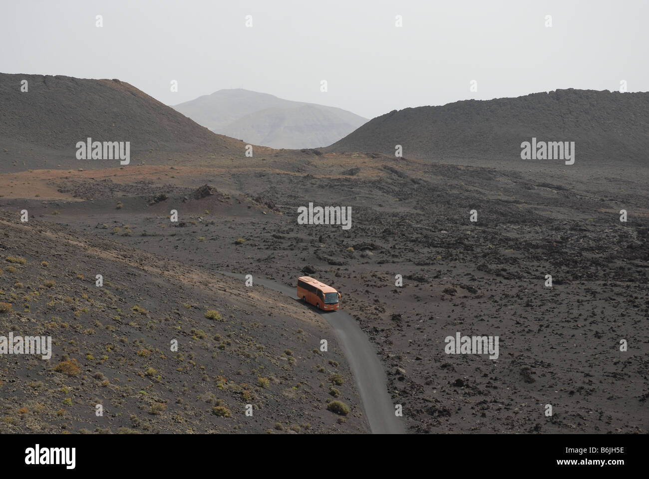Eine Bustour windet sich durch die Lavafelder der Nationalpark Timanfaya Lanzarote. Stockfoto