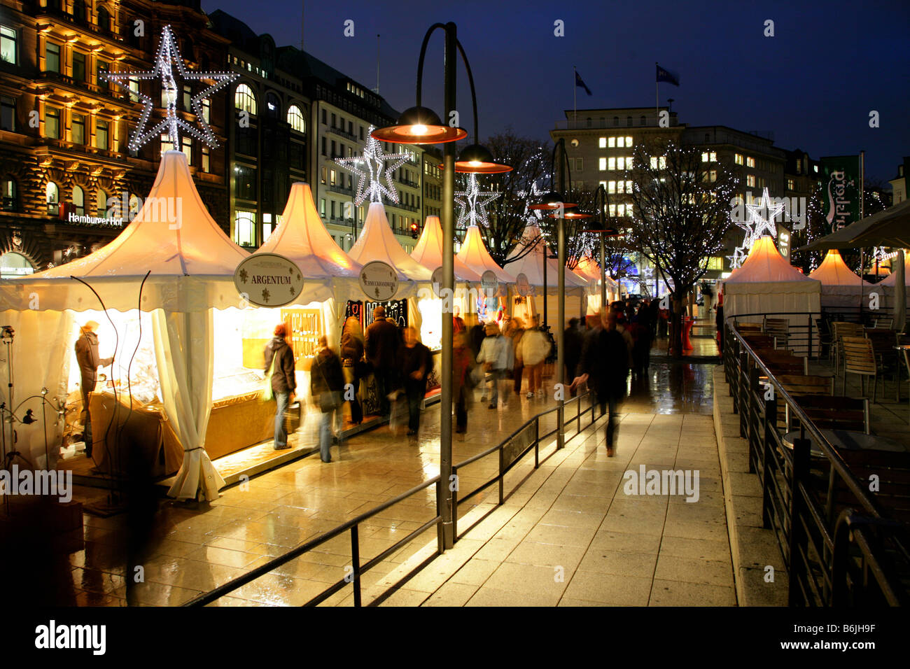 Weihnachtsmarkt am Jungfernstieg in Hamburg, Deutschland in der Weihnachtszeit. Stockfoto