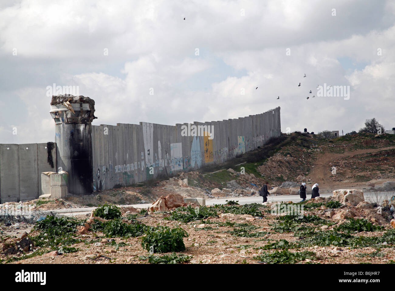 Palästinensern umstrittenen Sicherheitsbarriere Israels im Westjordanland vorbeigehen. Stockfoto