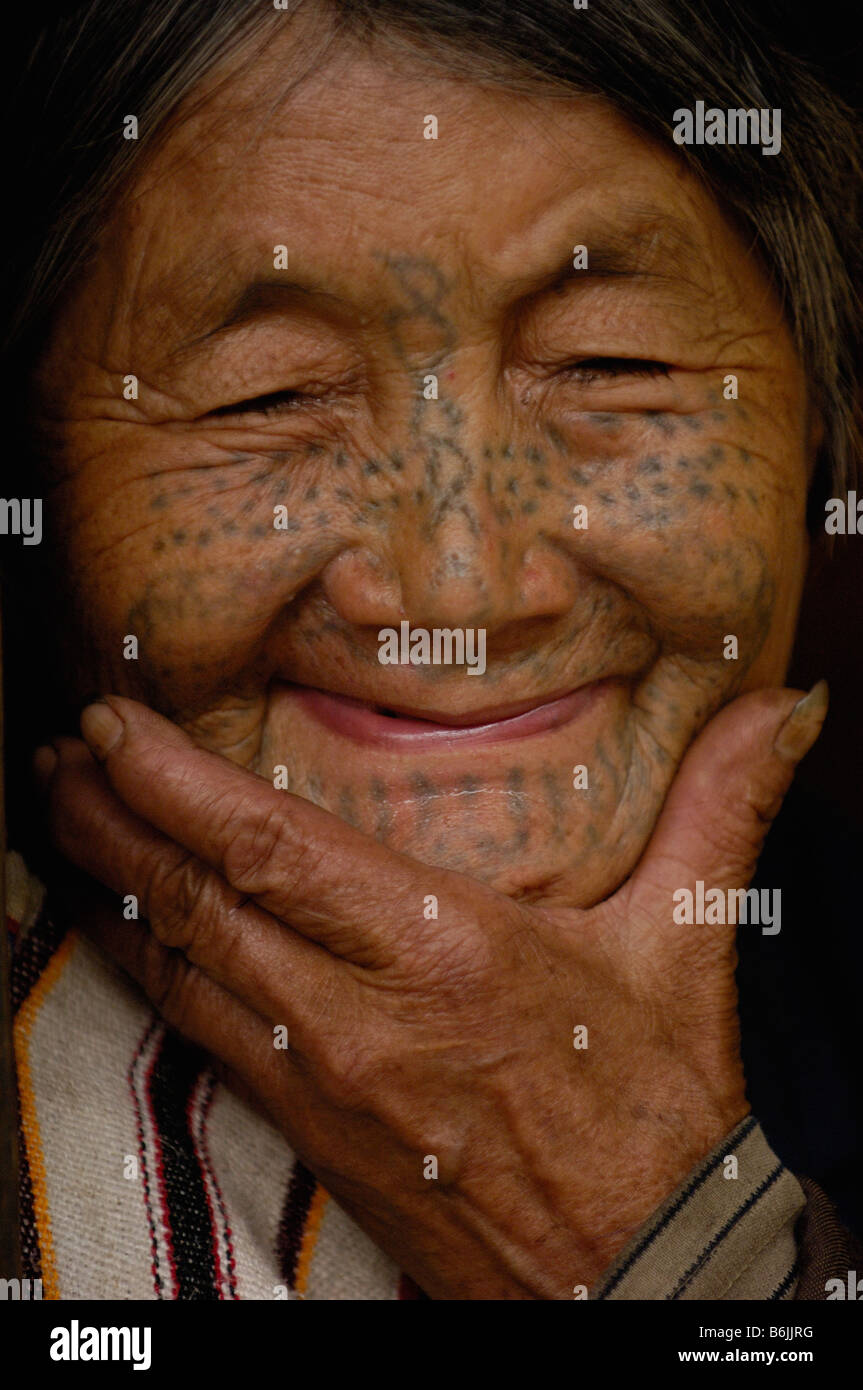 Dulon Frau geboren 1942 und Gesicht tätowiert in 8 Jahren.  Longyuan Dorf in Dulon County. 7 Stunden von Gongshan. Stockfoto