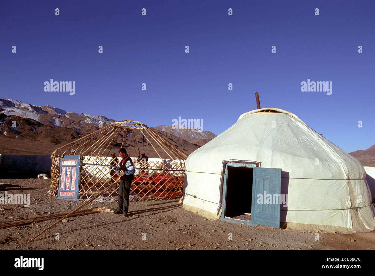 Asien, Mongolei, Golden Eagle Festival. Demontage der Kazak Ger Ulgii Stockfoto