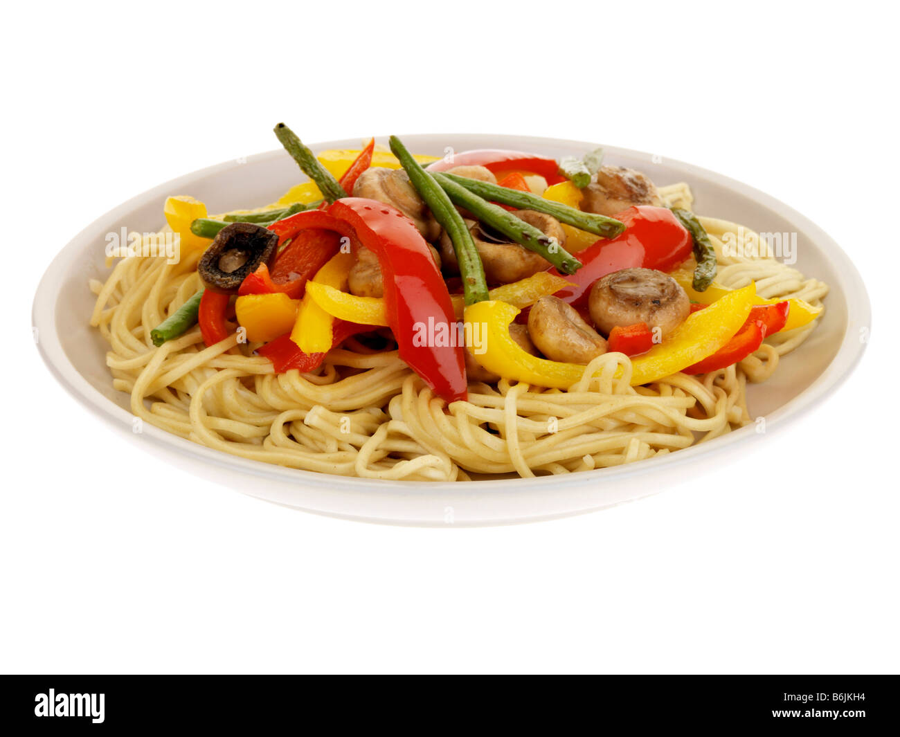 Frische, gesunde Asiatische vegetarische Gemüse Pfannengerichte mit Eiernudeln Isoliert gegen einen weißen Hintergrund mit keine Menschen und einen Freistellungspfad Stockfoto