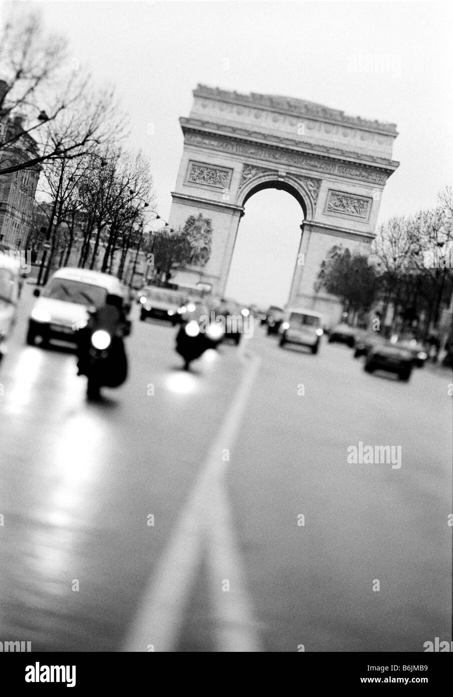 Europa, Frankreich, Paris. Abend-Verkehr, Champs Elysees Stockfoto