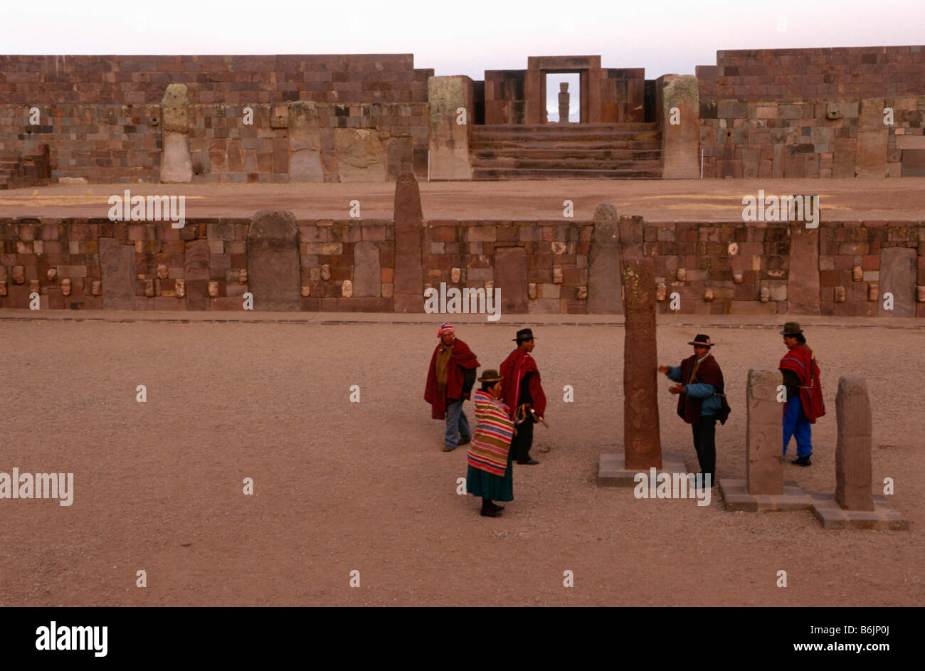 Bolivien, Imperien der Sonne, Anden, Tiwanaku, Stammesältesten treffen auf Kalasasaya Tempel-Komplex Stockfoto