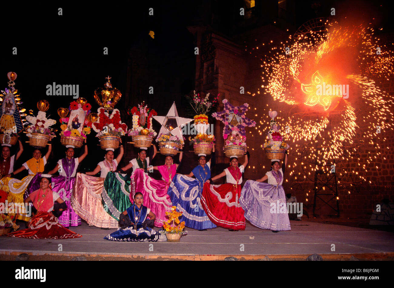 Mexiko, Oaxaca. Am Vorabend des Guelaguetza, eine lebendige Show aus Musik, Tanz und Feuerwerk Stockfoto