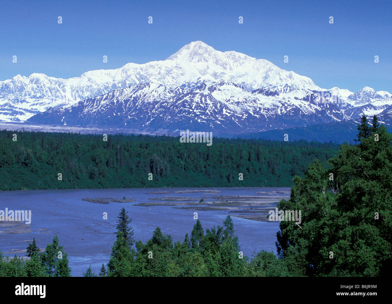 NA, USA, Alaska. Denali-Nationalpark. Mt McKinley (20.320') und Chulitna River Stockfoto