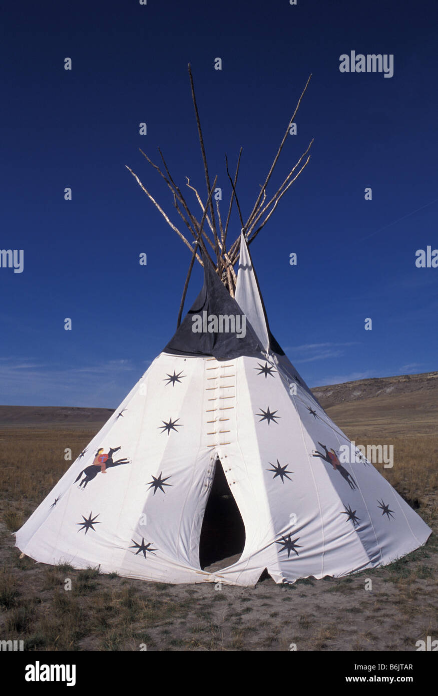 USA, Montana, Ulm Pishkun State Park, Tipi (Tipi) auf Wanderweg; größten Büffel springen in Montana Stockfoto