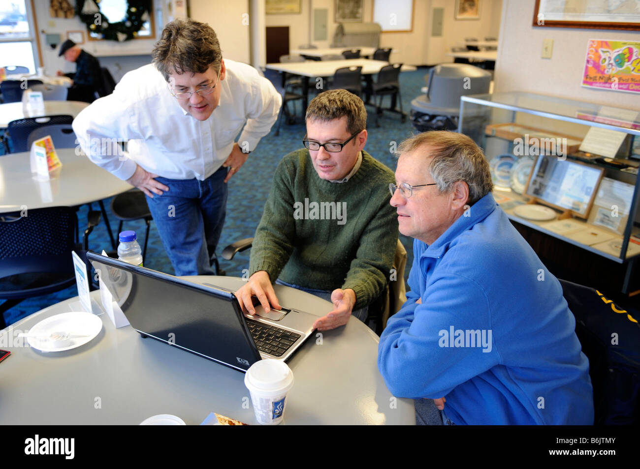 Gruppe von 3 Geschäftsleute Blick auf einem Laptop bei einem Business-meeting Stockfoto