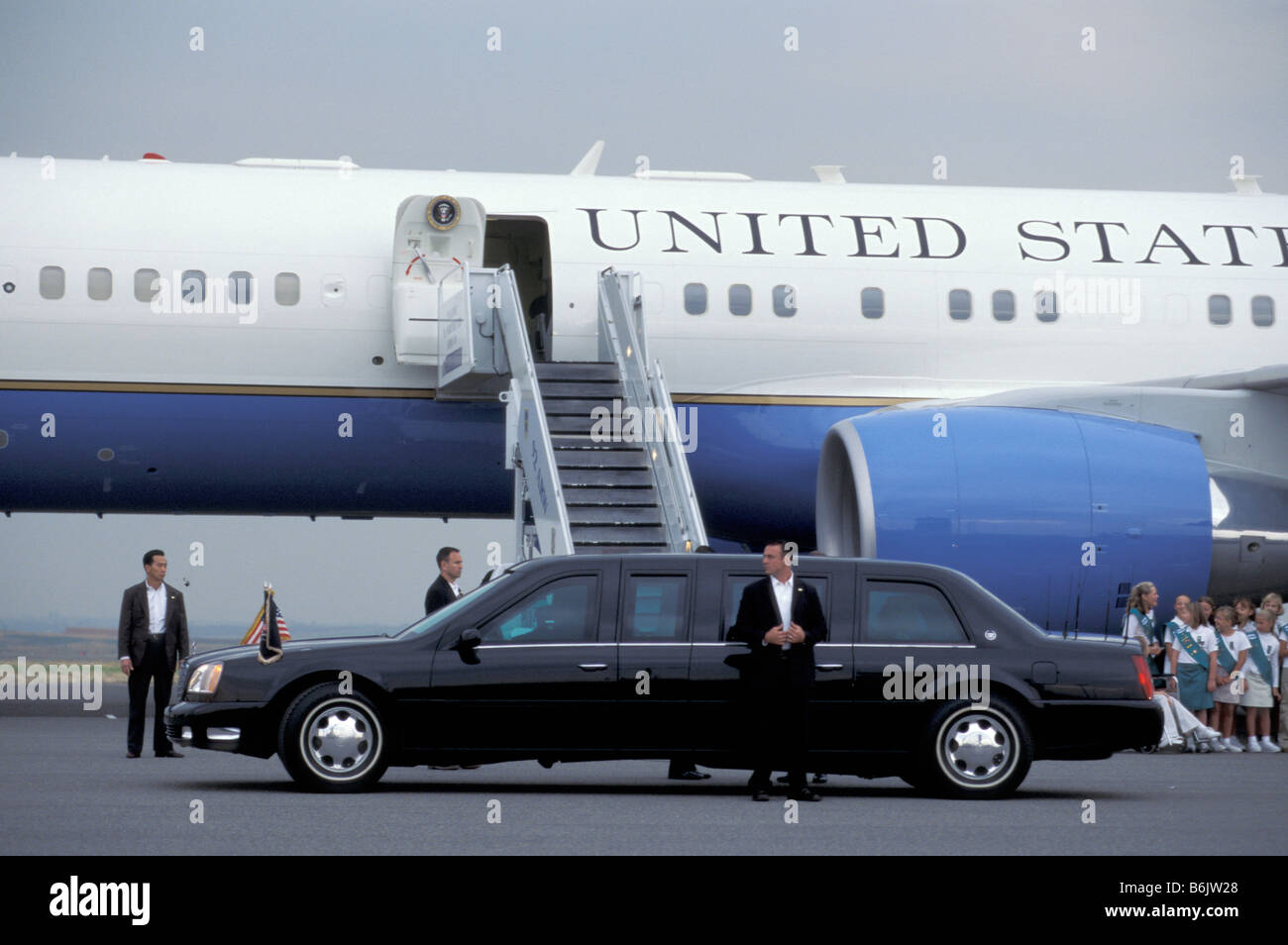 USA, Washington, Pasco, Präsident George W. Bush in Limo vor Airforce One (Boeing 757) Stockfoto