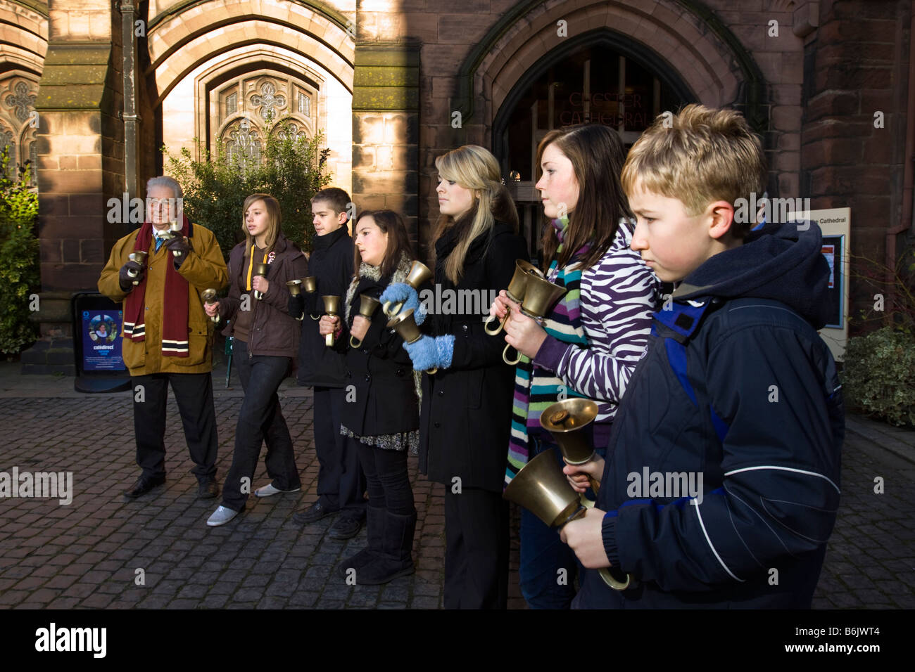 UK Cheshire Chester Cathedral Bischöfe School Hand Glöckner Geld für wohltätige Zwecke zu sammeln Stockfoto