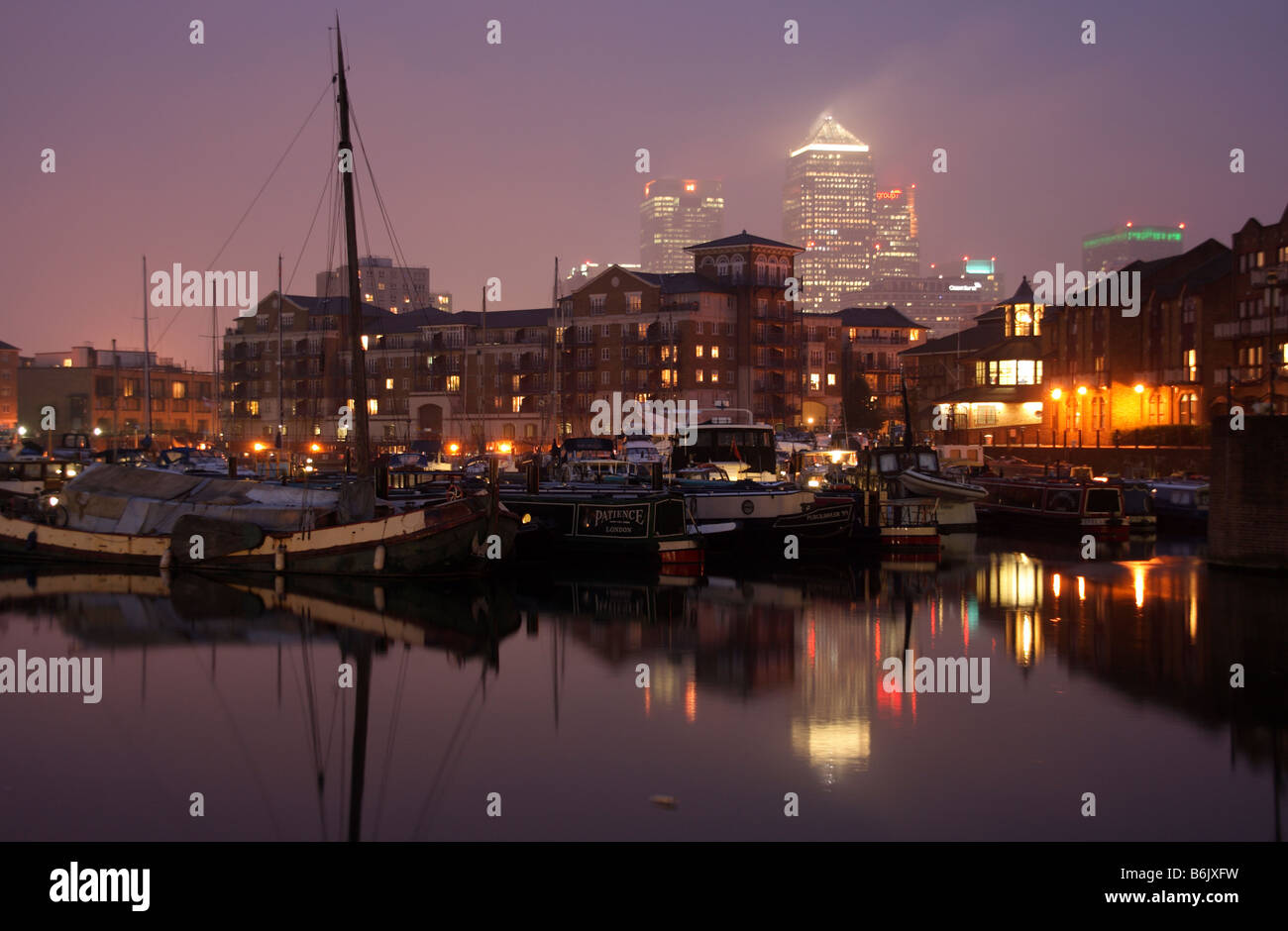 Großbritannien, England, London. Die Limehouse Bassin in London in der Abenddämmerung. Stockfoto