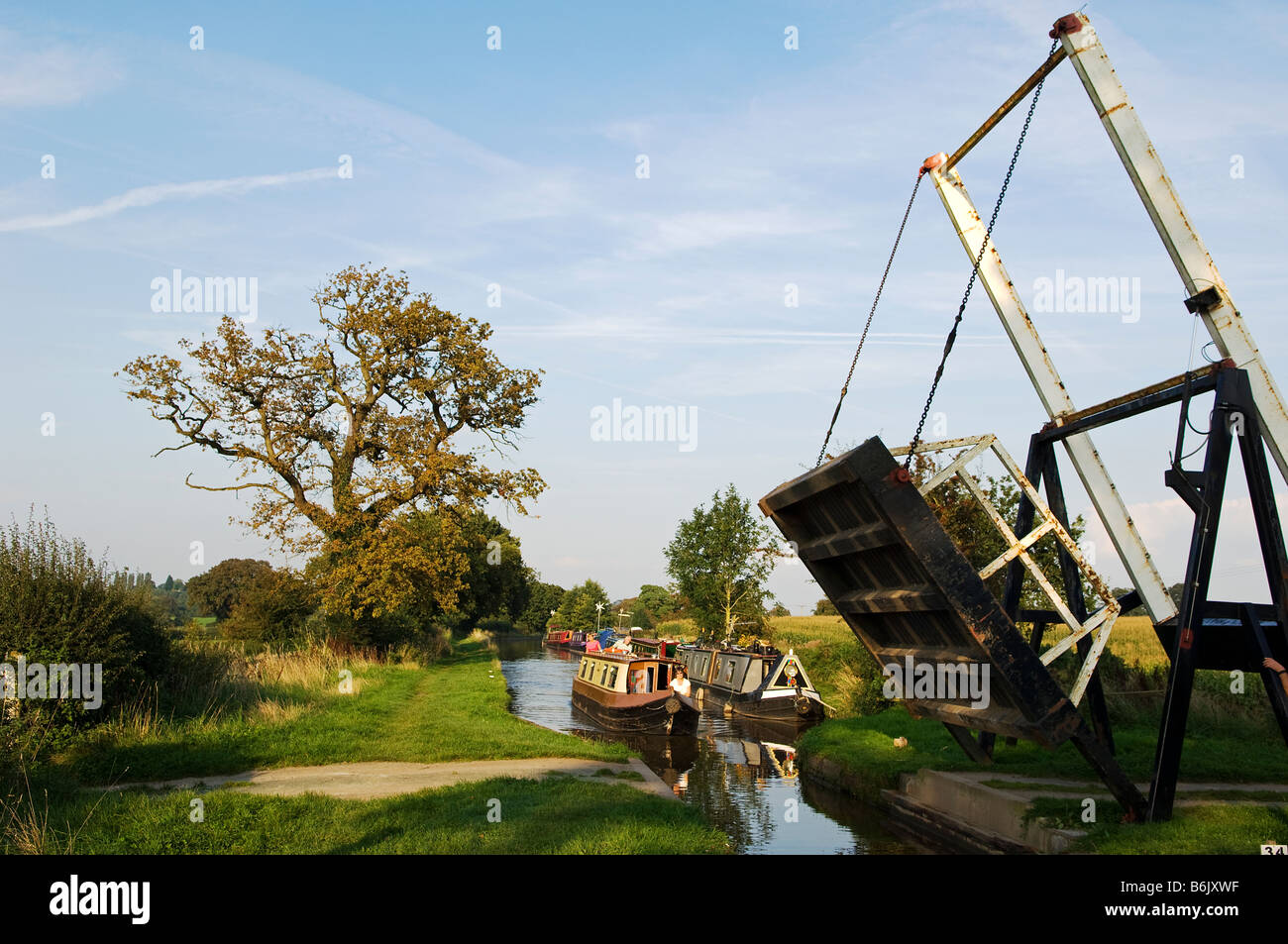 Shropshire, England Whitchurch.  Ein Schiff geht unter der Cantiliver-Brücke auf einem ruhigen Abschnitt der Shropshire Union Canal. Stockfoto