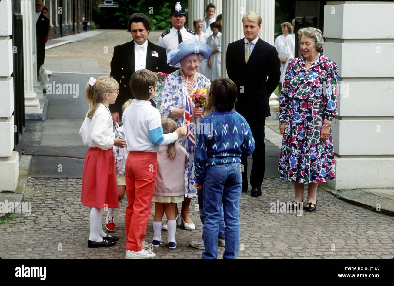 HM Königin Elizabeth die Königin-Mutter Geburtstagsfeiern im Clarence House in London Stockfoto