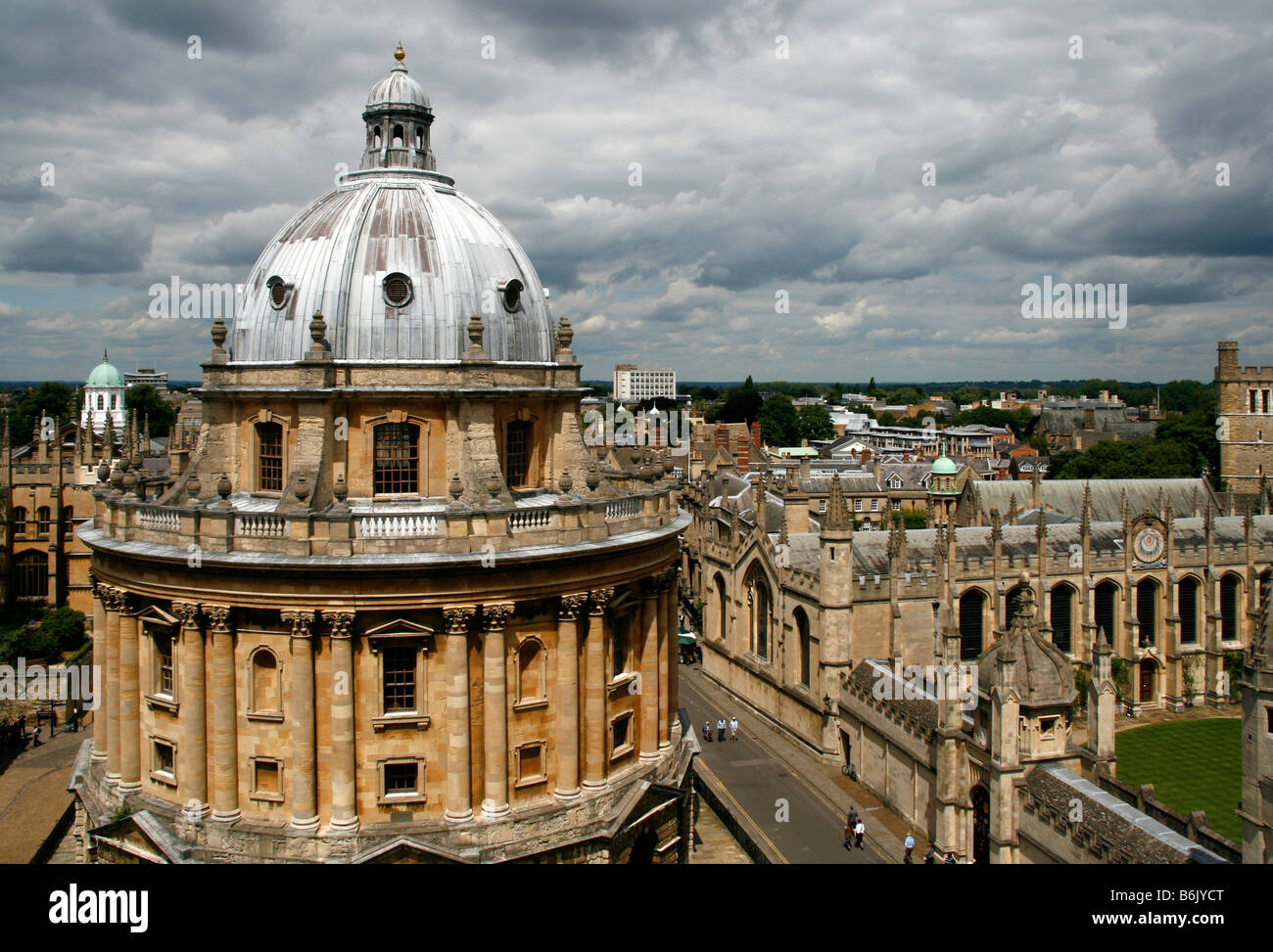 VEREINIGTES KÖNIGREICH; England; Oxford University Press; Die Radcliffe Camera in Oxford gesehen vom Turm der St. Maria die Jungfrau. Stockfoto