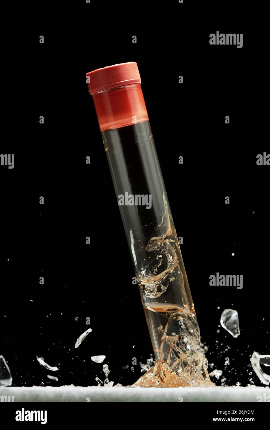 Flüssigkeit gefüllten Reagenzglas brechen beim Aufprall Stockfoto