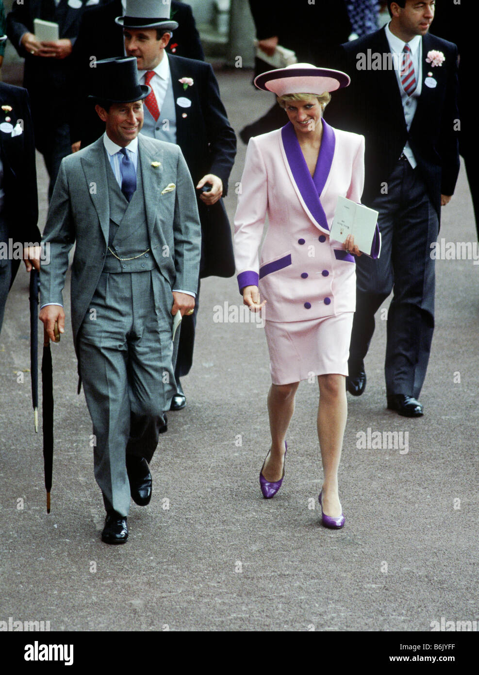 Prinz und Prinzessin von Wales spazieren in Ascot Stockfoto