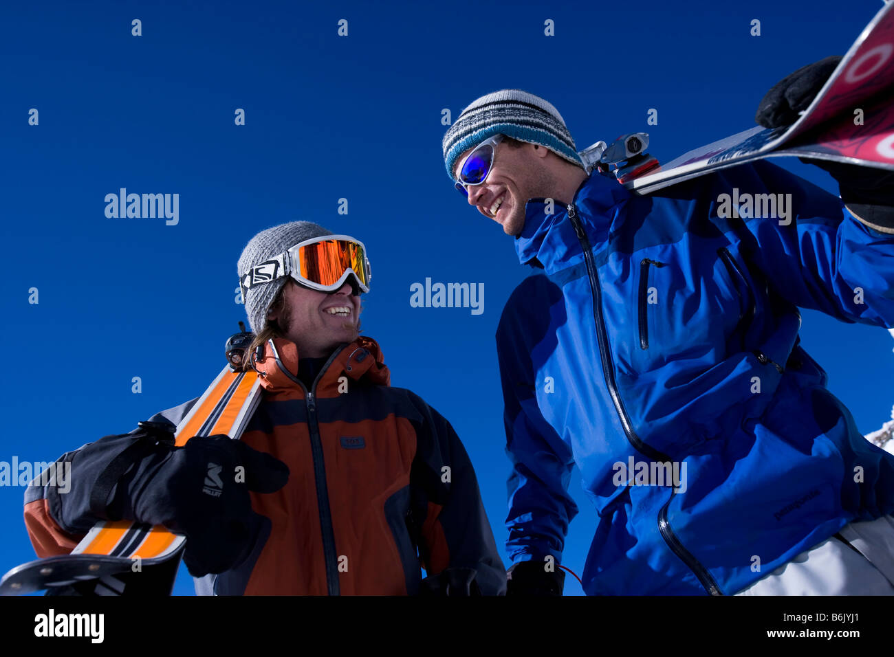 Frankreich, Chamonix. Zwei Männer teilen einen Witz auf die Weile hält Skier an der Spitze eines Aufzugs Stockfoto