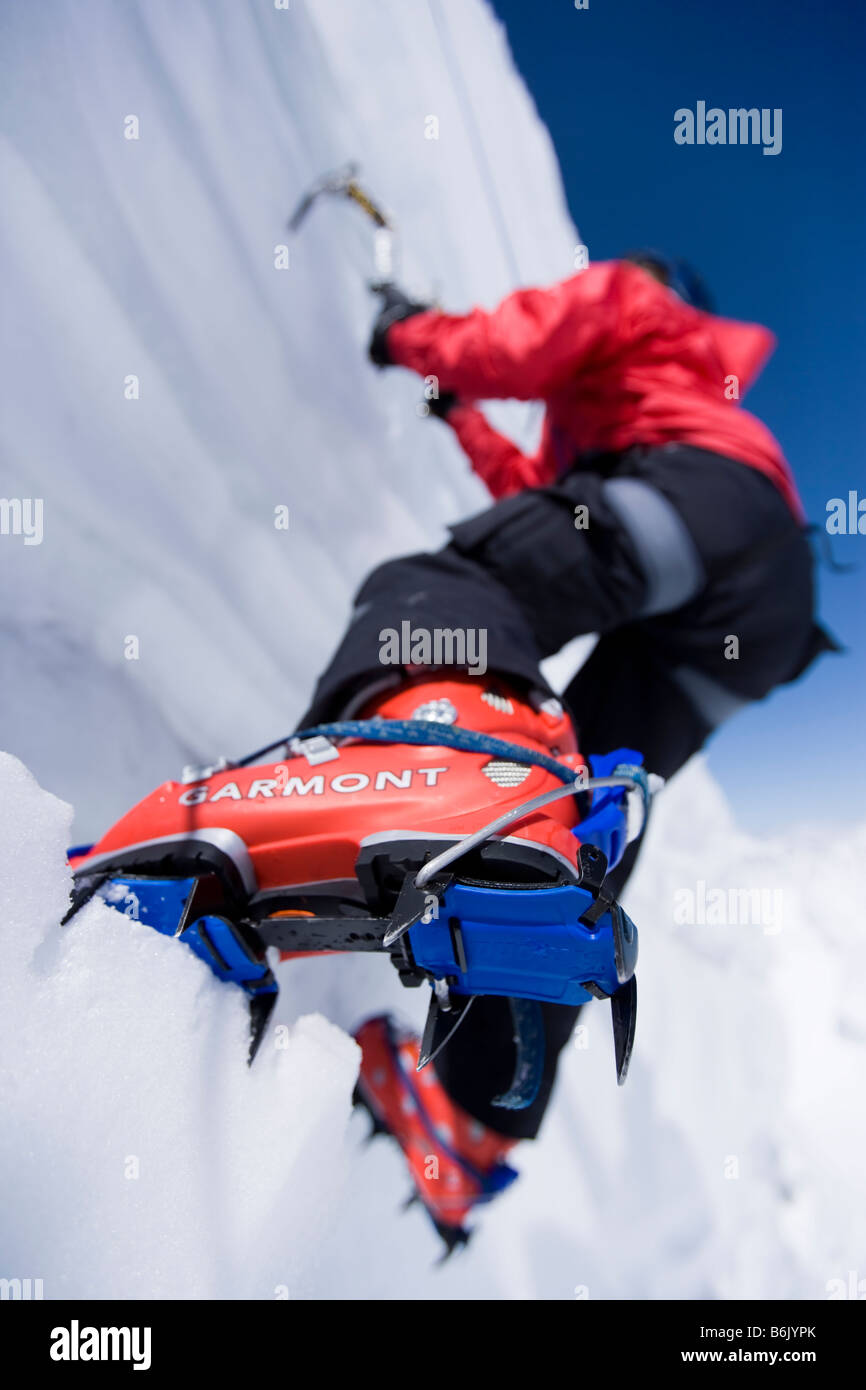 Eisklettern Sie und praktizierender Spaltenbergung auf dem Gletscher Argentiere, Chamonix, Frankreich Stockfoto