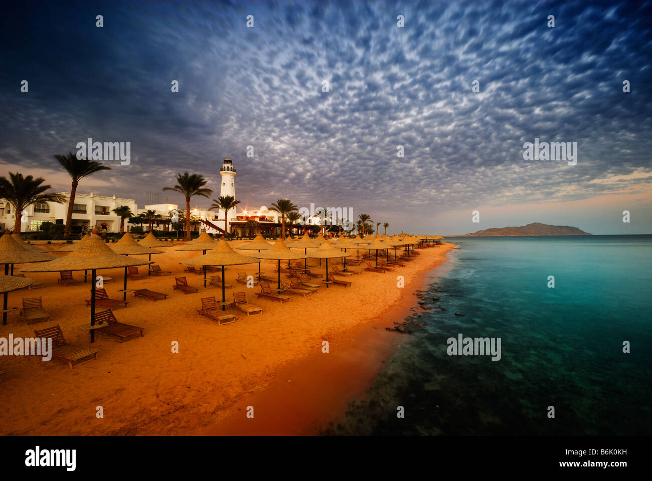 Sonnenuntergang und das türkisfarbene Meer in Sharm el Sheikh Ägypten Stockfoto