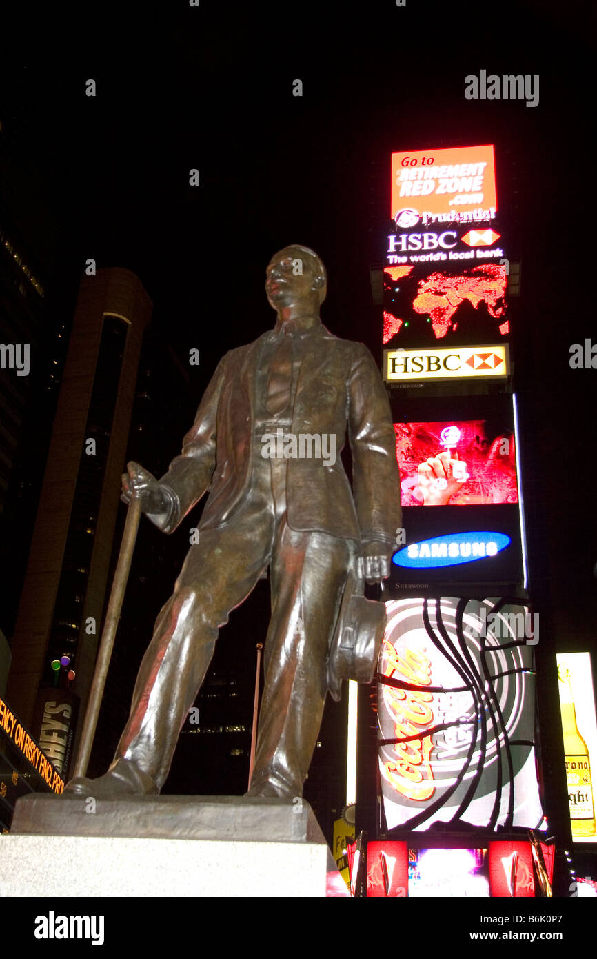 George M Cohan Statue im Time Square bei Nacht Manhattan New York City New York USA Stockfoto