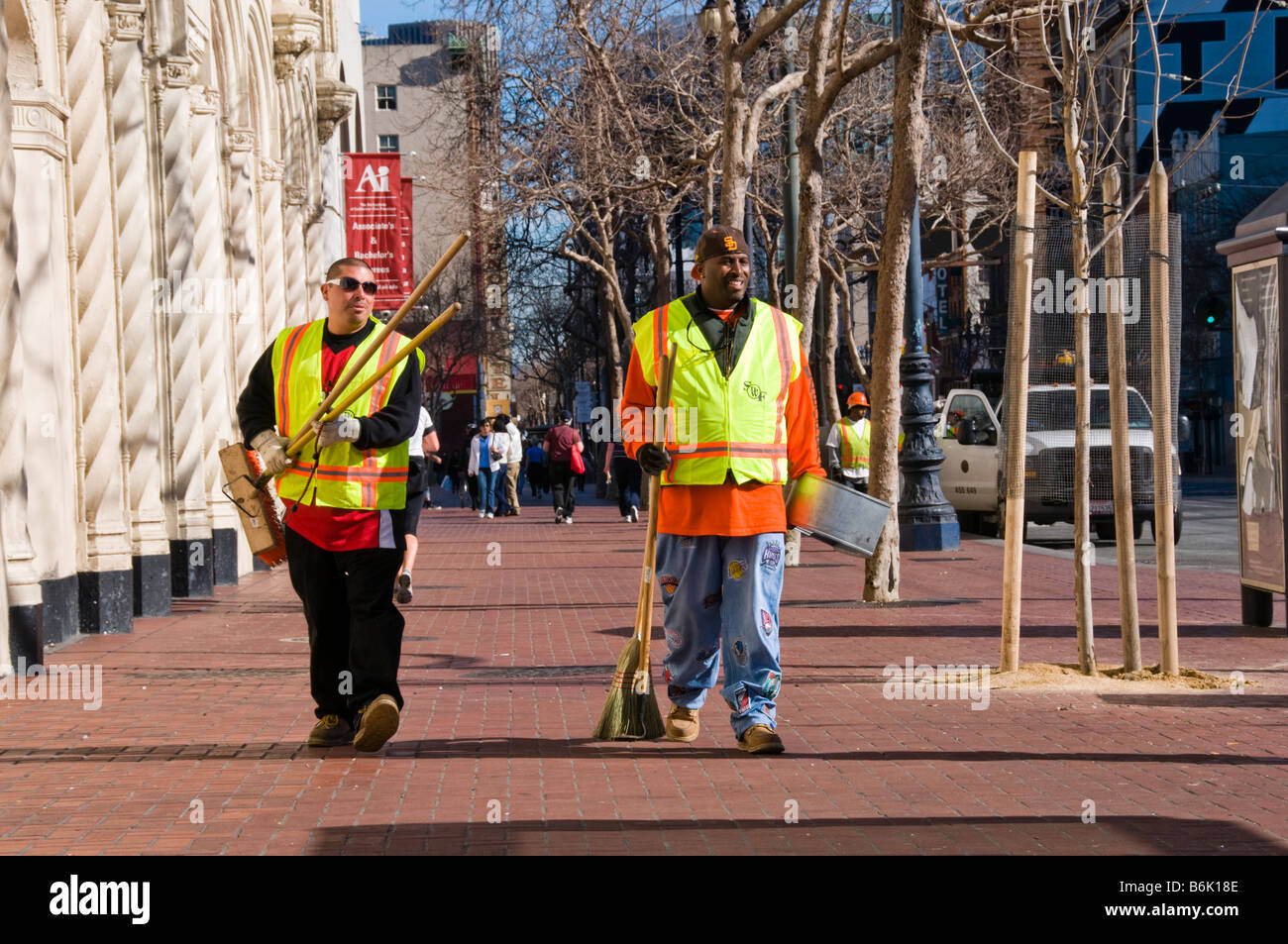 Stadtarbeiter zu Fuß auf dem Bürgersteig an der Market Street in der Innenstadt von San Francisco CA USA Stockfoto