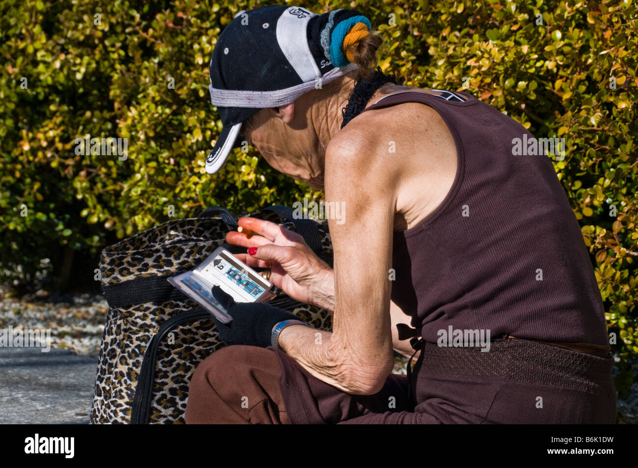 Obdachlose Frau sitzen auf Bank im Stadtpark in San Francisco CA USA Kalifornien Stockfoto